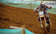 开云体育官网-赛道与球场，欧文的F1狂飙与掘金的战术围剿