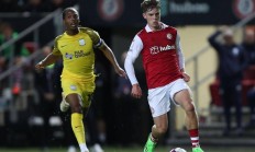 开云体育官网-布里斯托城中场技术精湛，成功反超敌手取胜