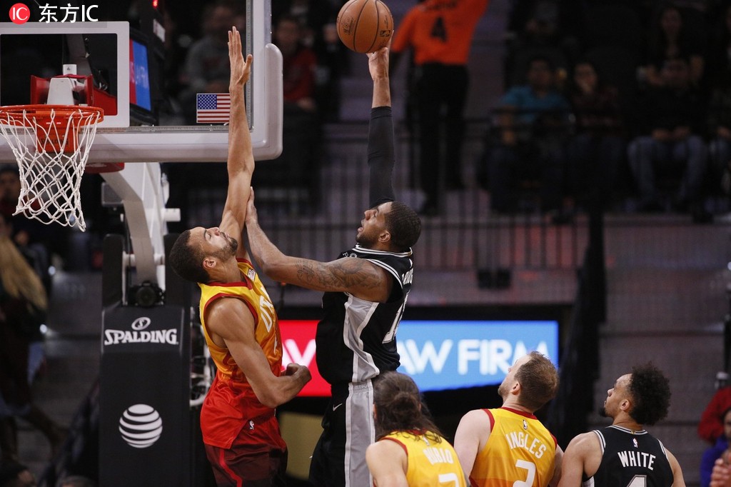 猛龙轻取马刺，戈贝尔三分雨点燃全场