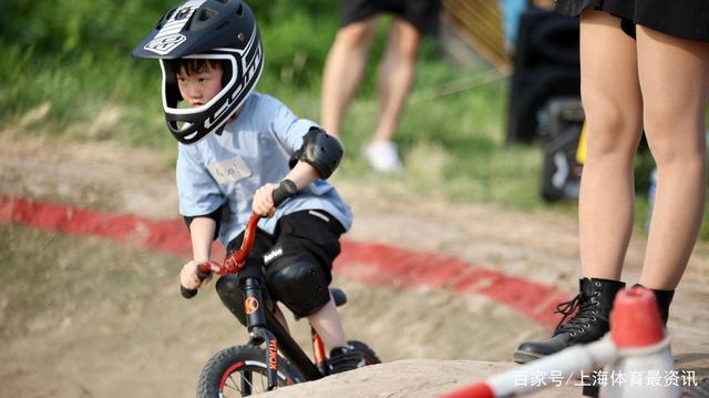 英勇奋斗勇夺桂冠，选手激情在比赛中燃烧的简单介绍