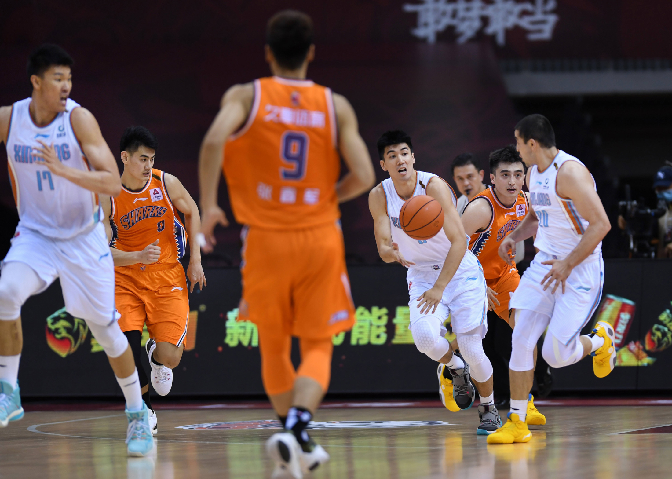 关于新疆队鏖战辽宁队，伦纳德统治全场的信息