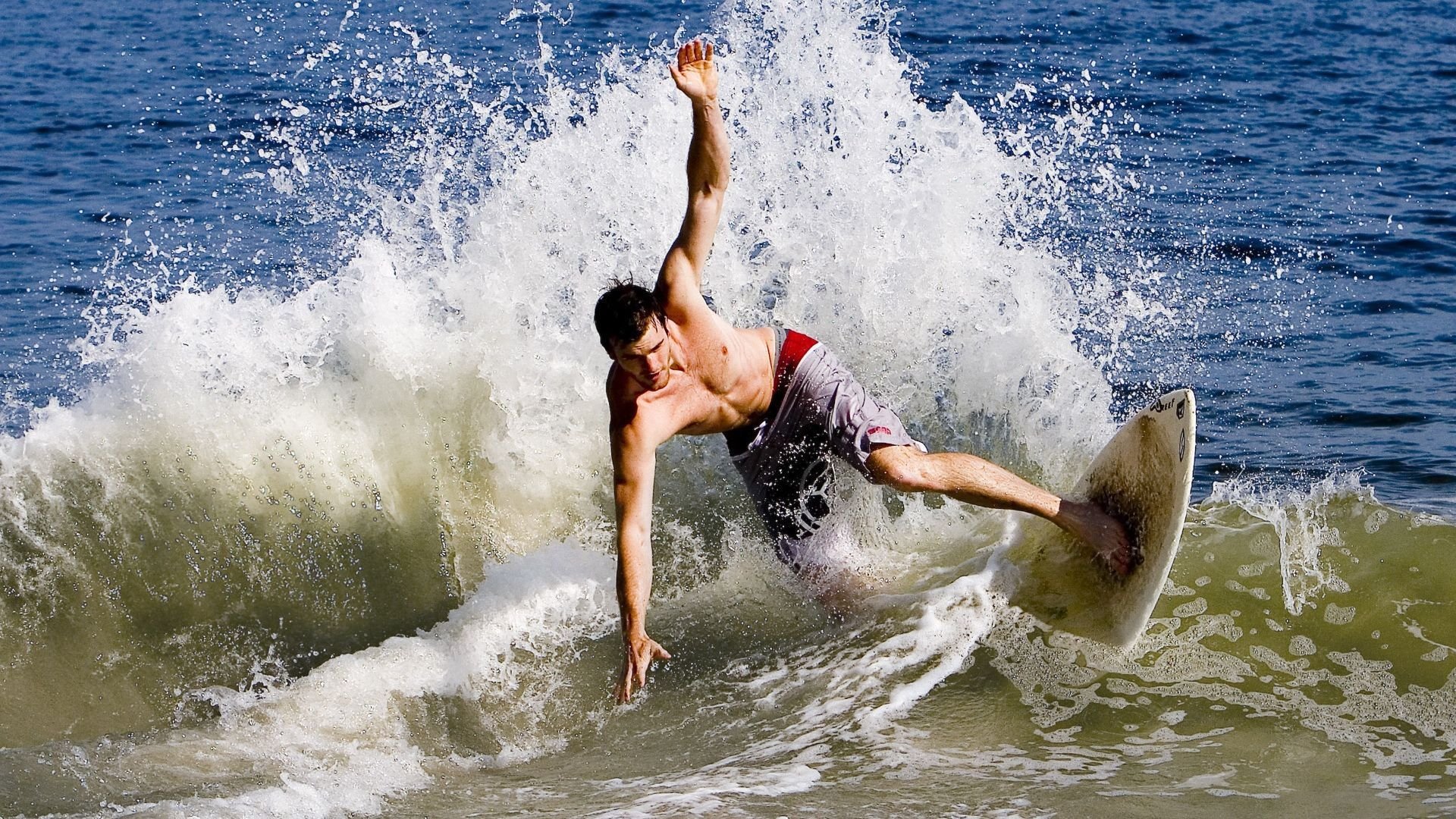 灰熊狂胜森林狼，恩比德刷新纪录，一场比赛，两种传奇